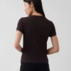 T-shirt corta moderna a costine con collo alto