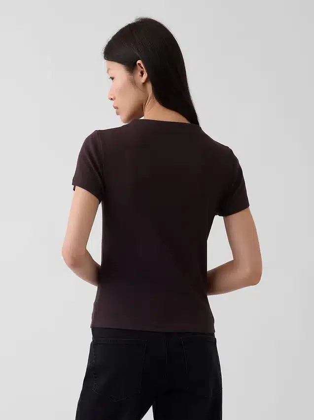 T-shirt corta moderna a costine con collo alto