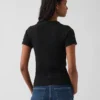 T-shirt corta moderna a costine con collo alto