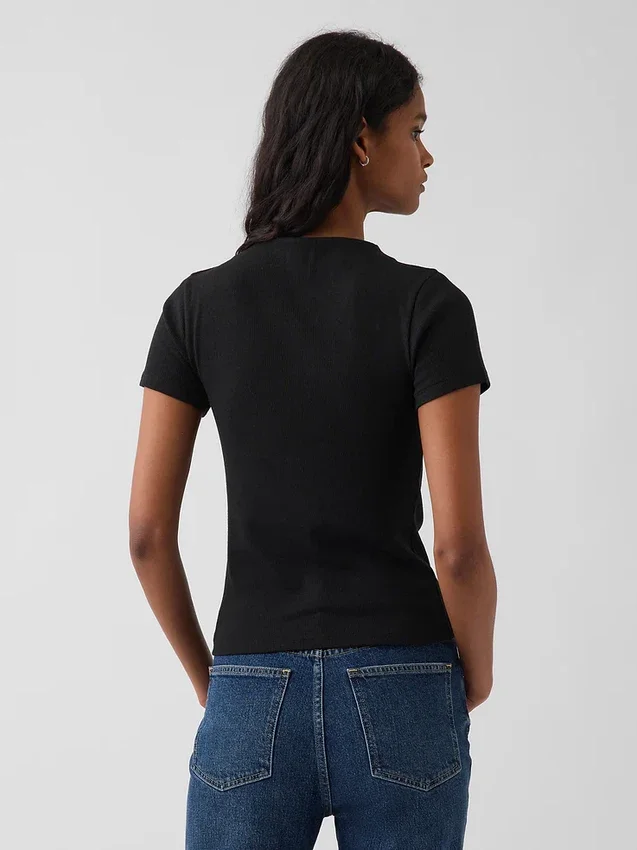 T-shirt corta moderna a costine con collo alto