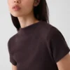 T-shirt corta moderna a costine con collo alto