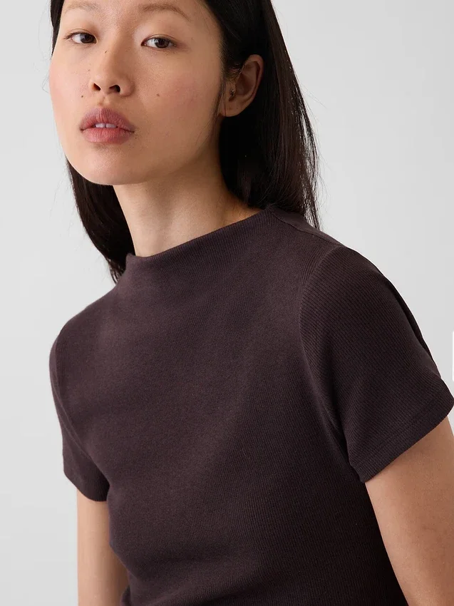 T-shirt corta moderna a costine con collo alto