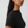 T-shirt corta moderna a costine con collo alto