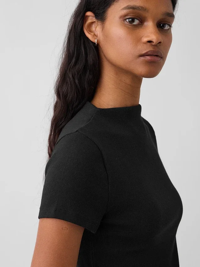 T-shirt corta moderna a costine con collo alto