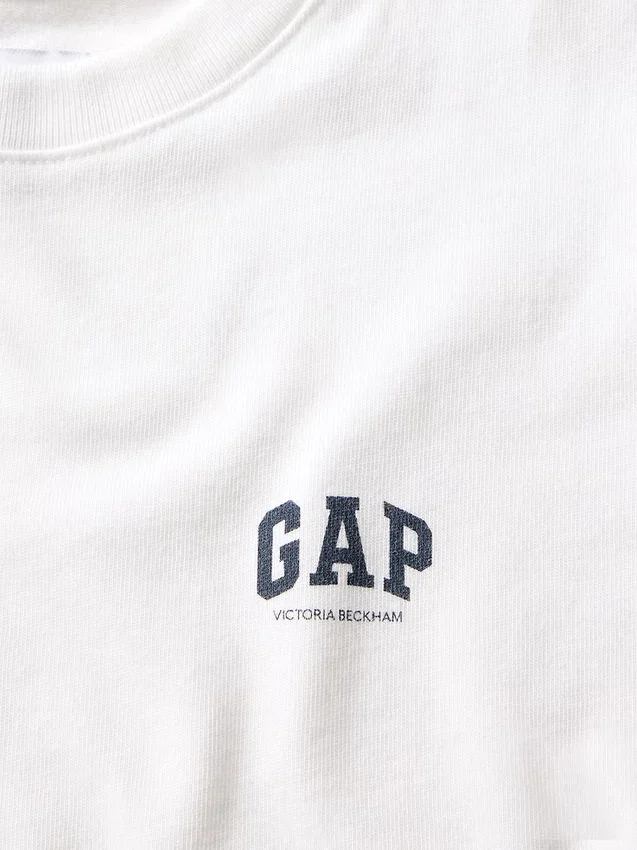 T-shirt GAP × Victoria Beckham in cotone biologico con logo