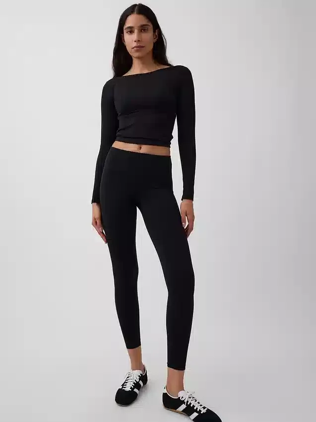 T-shirt GapFit Smooth con scollo a barchetta
