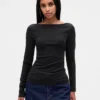 T-shirt moderna con scollo a barchetta