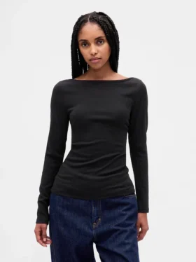 T-shirt moderna con scollo a barchetta