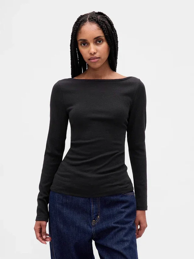T-shirt moderna con scollo a barchetta