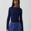 T-shirt moderna con scollo a barchetta