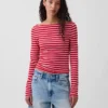 T-shirt moderna con scollo a barchetta