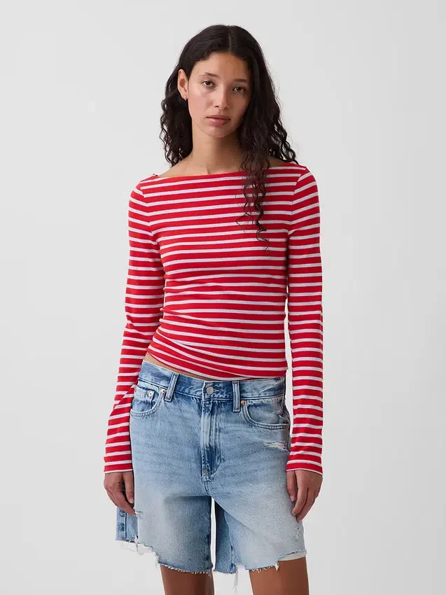 T-shirt moderna con scollo a barchetta