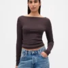 T-shirt moderna con scollo a barchetta