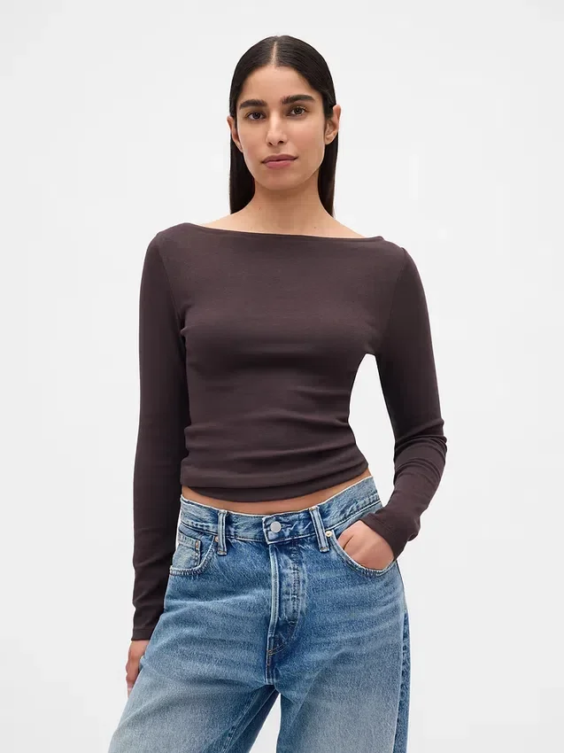T-shirt moderna con scollo a barchetta