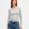 T-shirt moderna con scollo a barchetta