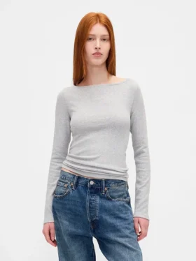 T-shirt moderna con scollo a barchetta