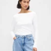 T-shirt moderna con scollo a barchetta