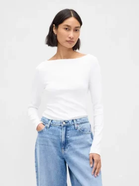 T-shirt moderna con scollo a barchetta