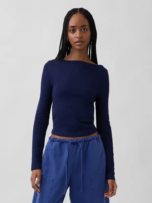 T-shirt moderna con scollo a barchetta