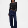 T-shirt moderna con scollo a barchetta