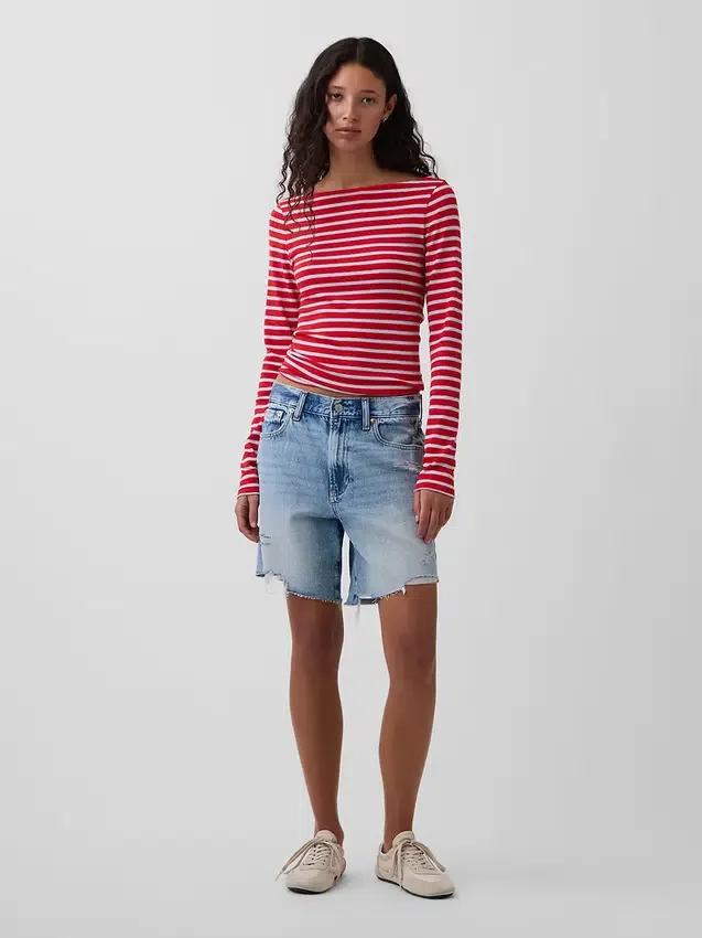 T-shirt moderna con scollo a barchetta