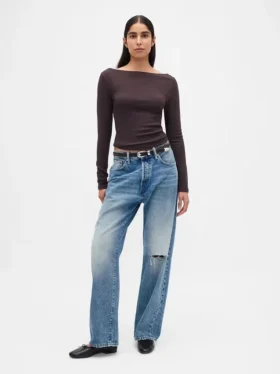 T-shirt moderna con scollo a barchetta