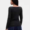 T-shirt moderna con scollo a barchetta