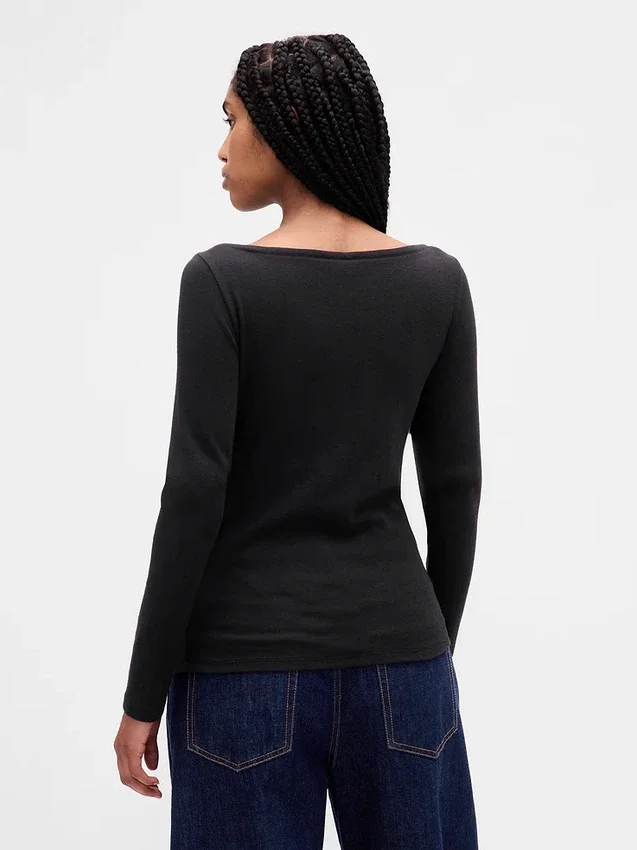 T-shirt moderna con scollo a barchetta