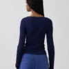 T-shirt moderna con scollo a barchetta