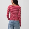 T-shirt moderna con scollo a barchetta