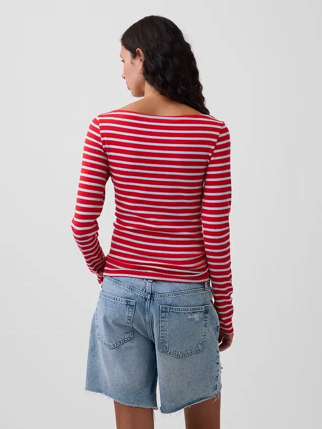 T-shirt moderna con scollo a barchetta