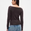 T-shirt moderna con scollo a barchetta