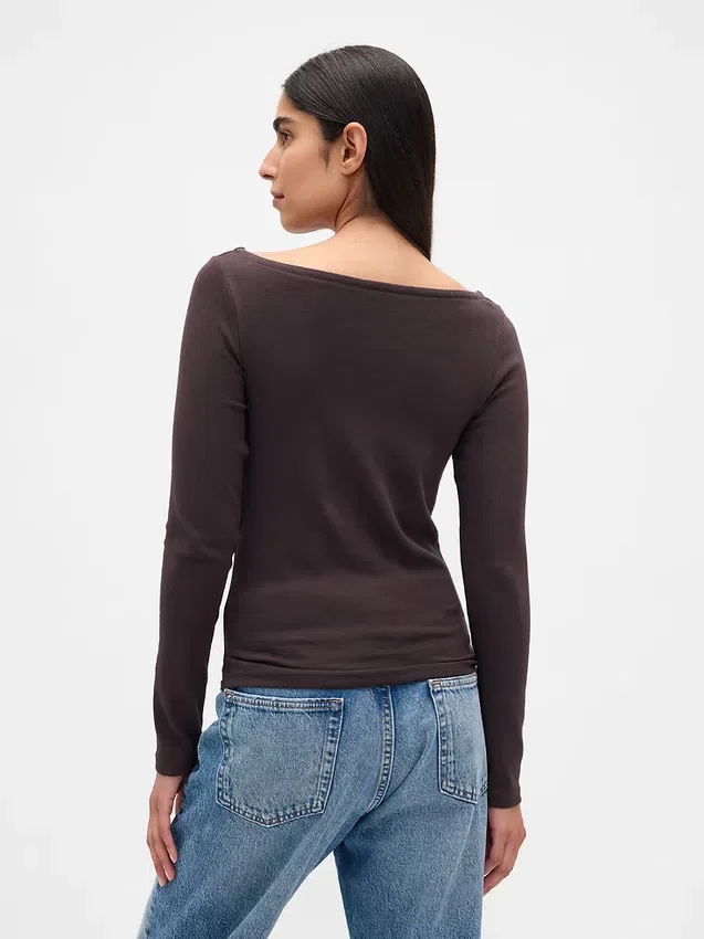 T-shirt moderna con scollo a barchetta