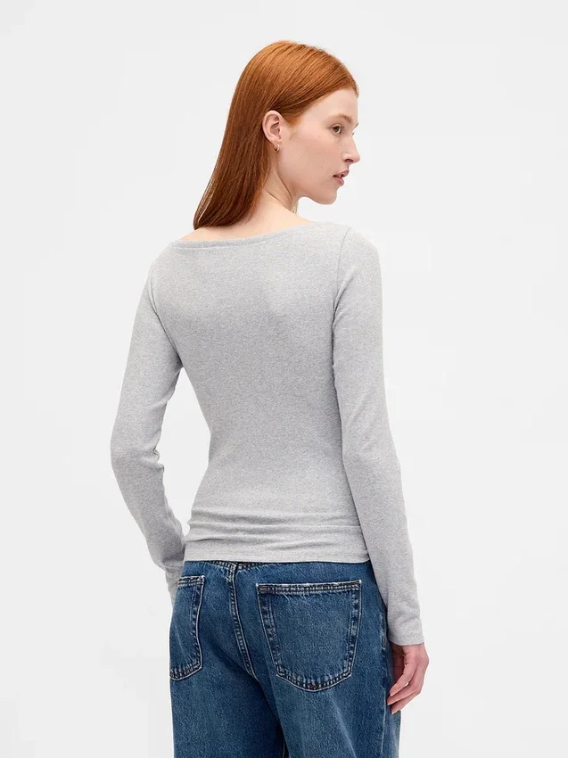 T-shirt moderna con scollo a barchetta