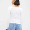 T-shirt moderna con scollo a barchetta