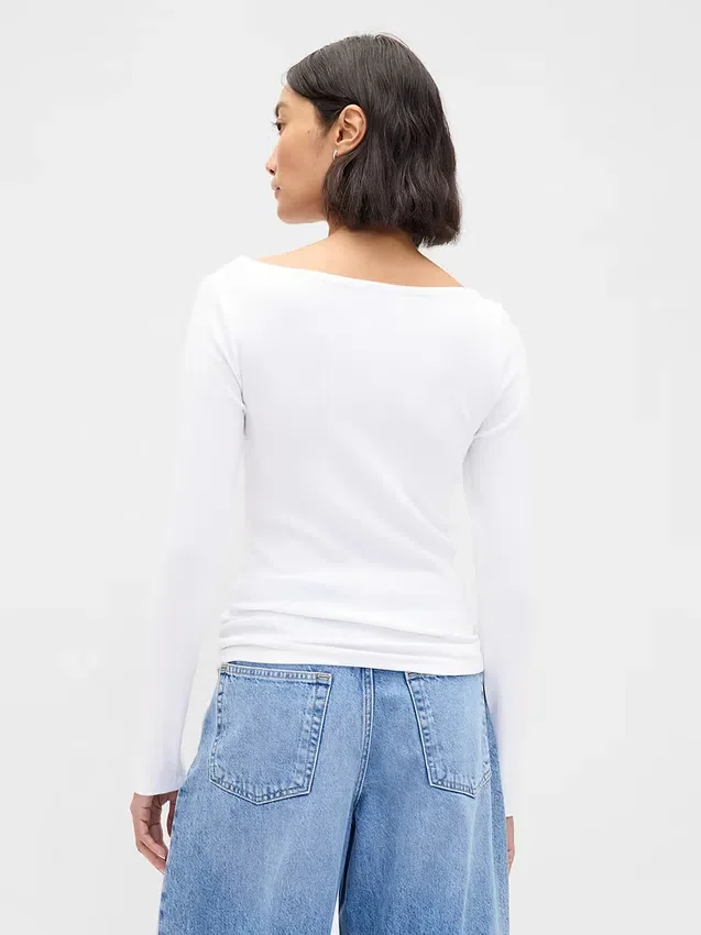 T-shirt moderna con scollo a barchetta