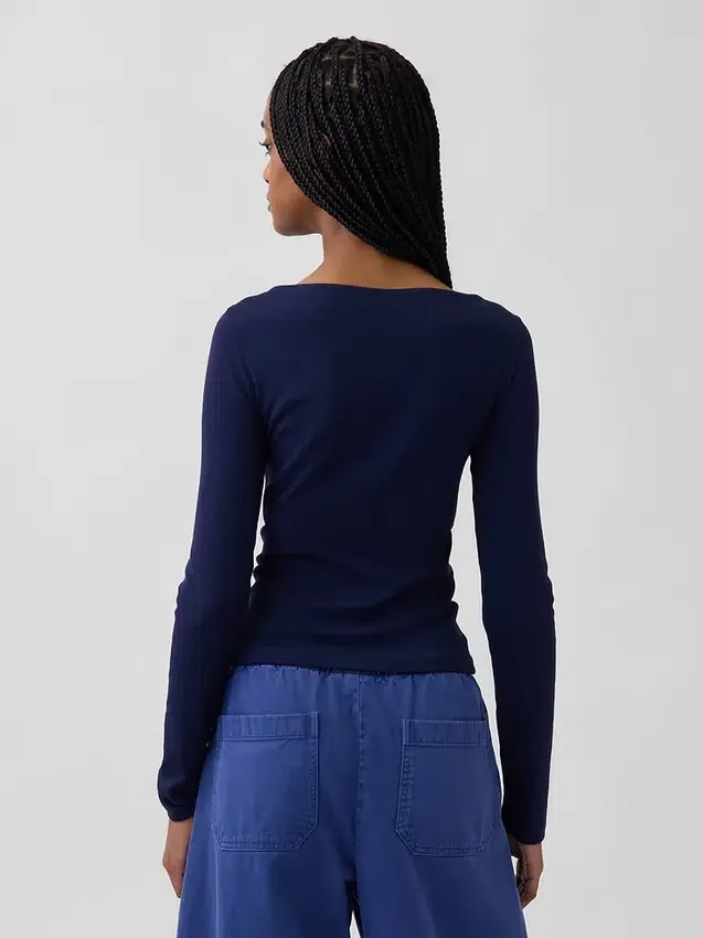 T-shirt moderna con scollo a barchetta