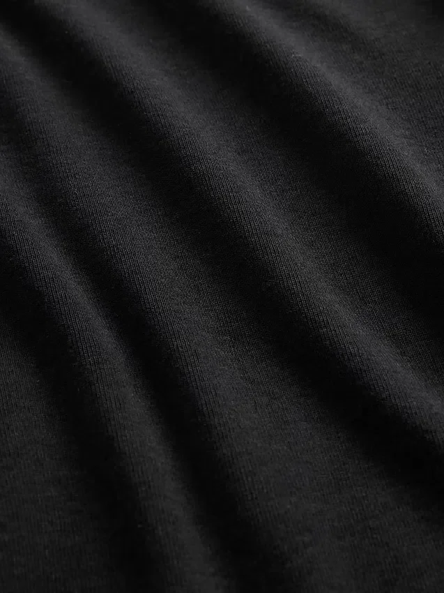 T-shirt moderna con scollo a barchetta