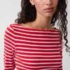 T-shirt moderna con scollo a barchetta