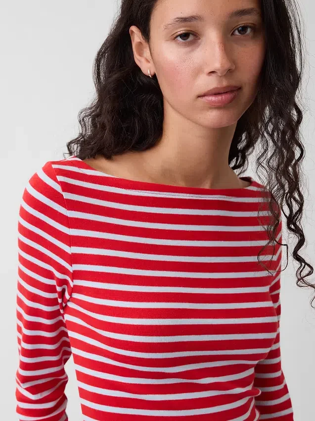 T-shirt moderna con scollo a barchetta