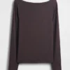 T-shirt moderna con scollo a barchetta
