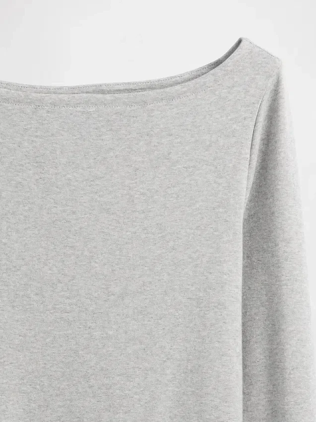 T-shirt moderna con scollo a barchetta