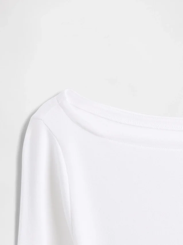 T-shirt moderna con scollo a barchetta
