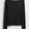 T-shirt moderna con scollo a barchetta