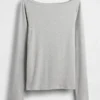 T-shirt moderna con scollo a barchetta