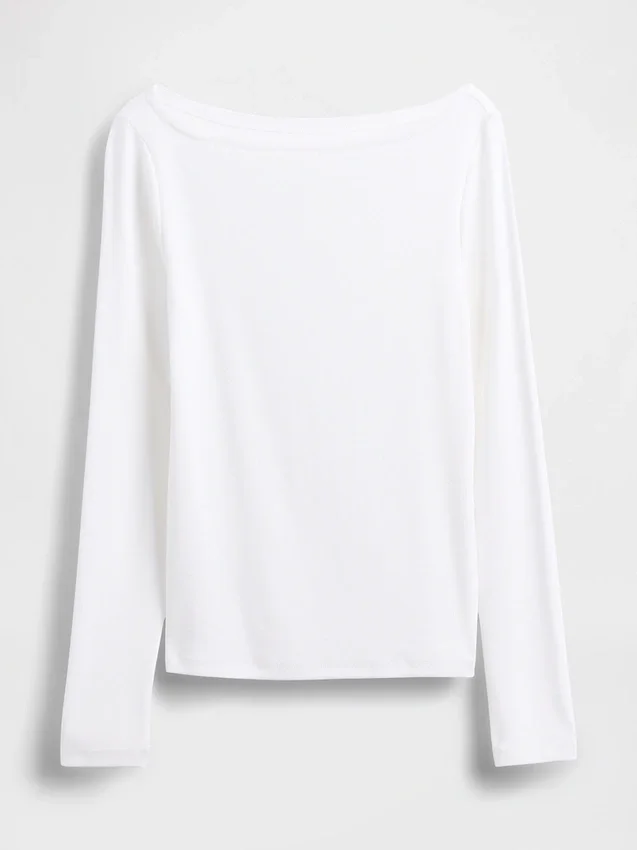 T-shirt moderna con scollo a barchetta
