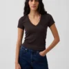 T-shirt moderna con scollo a V