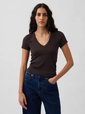 T-shirt moderna con scollo a V