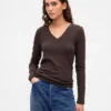 T-shirt moderna con scollo a V