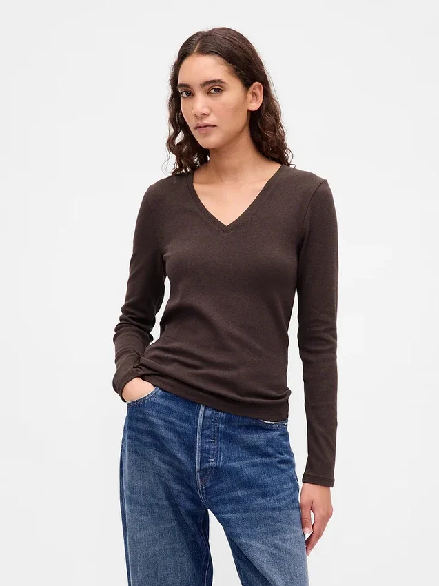 T-shirt moderna con scollo a V